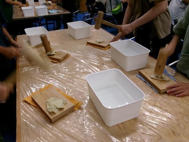 木槌で叩いてほぐす作業