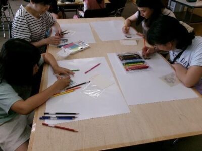 和紙に思い思いに彩色